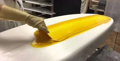 Resina epoxi de cristal en tabla de surf