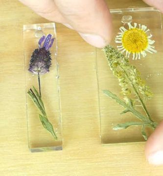 Resultado del encapsulado de resina y flores secas