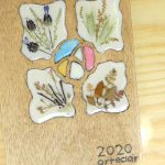 Cubierta de madera y resina epoxi: manualidad con madera y flores secas
