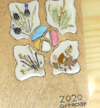 Cubierta de madera y resina epoxi: manualidad con madera y flores secas