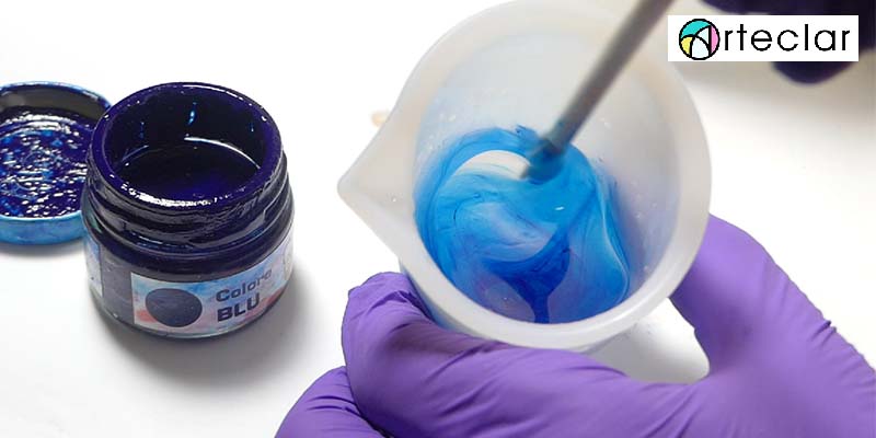 Tiñendo la resina epoxi de azul