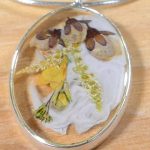 Tutorial curso paso a paso gratis cómo usar biseles o marcos con resina epoxi epóxica cristal líquido vidrio líquido, gemelos cristal